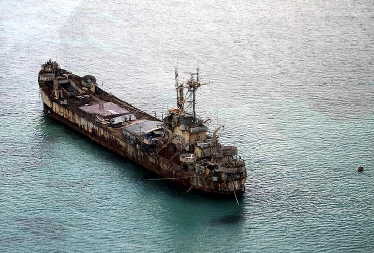 Chiến hạm Philippines mắc cạn ở bãi Cỏ Mây được sử dụng như tiền đồn - Ảnh: PHILSTAR