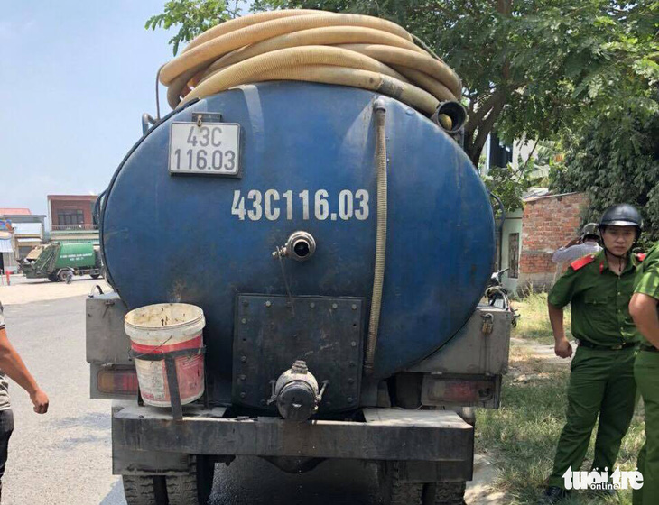 Đoạn kênh nhớt thải tại Đà Nẵng là do xe bồn đổ trộm - Ảnh 1.