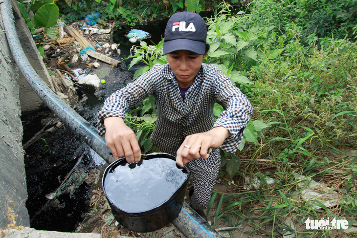 Đoạn kênh giữa khu dân cư bỗng thành kênh nhớt thải - Ảnh 2.