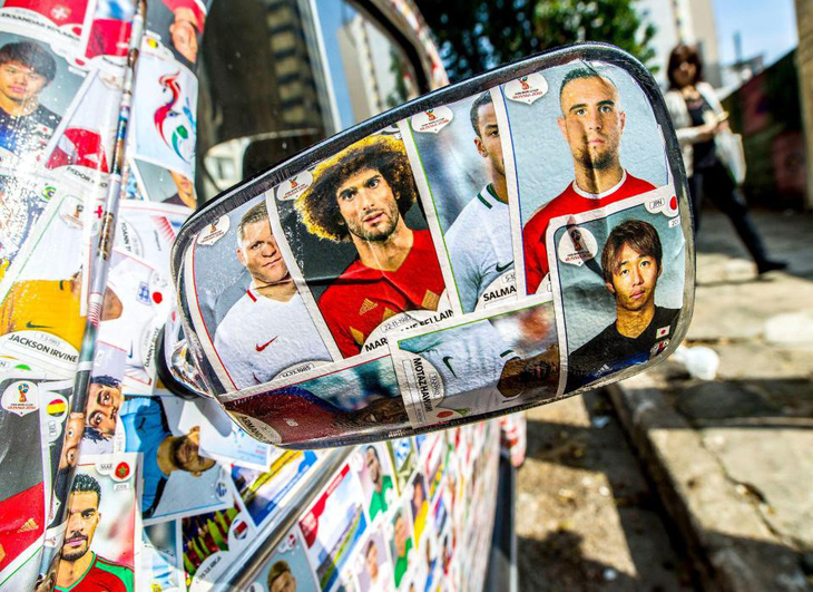 Fan trang trí xe bằng 15.000 miếng dán cầu thủ World Cup - Ảnh 6.