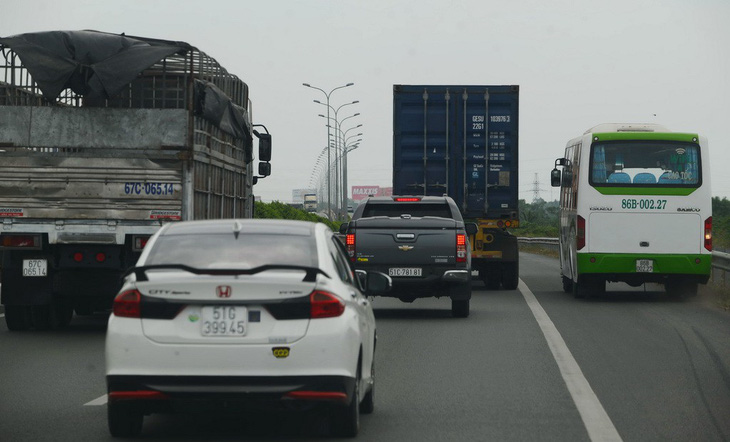 Nguy cơ tai nạn rình rập từng giây trên cao tốc - Ảnh 1.