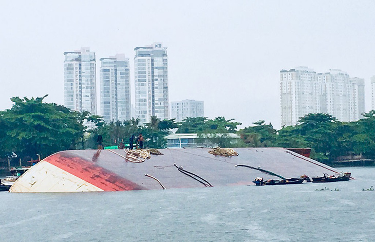 Sà lan lật trên sông Sài Gòn trong mưa - Ảnh 2.