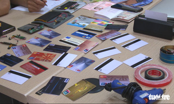 Bắt một người Trung Quốc dùng thẻ giả rút trộm tiền ATM - Ảnh 2.