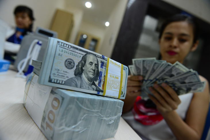 UOB ngừng buôn ngoại tệ, giá USD ngân hàng vọt lên 22.990 đồng - Ảnh 1.