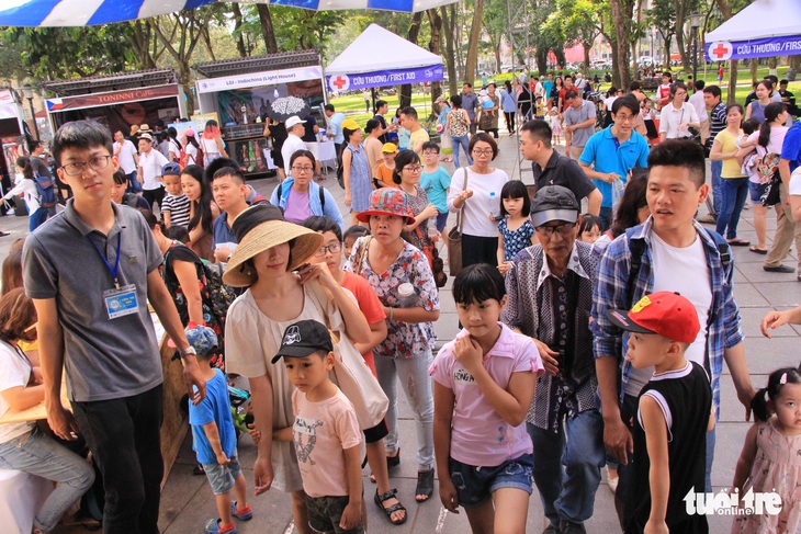 Trẻ thỏa sức sáng tạo với cưa, búa, đinh - Ảnh 2.
