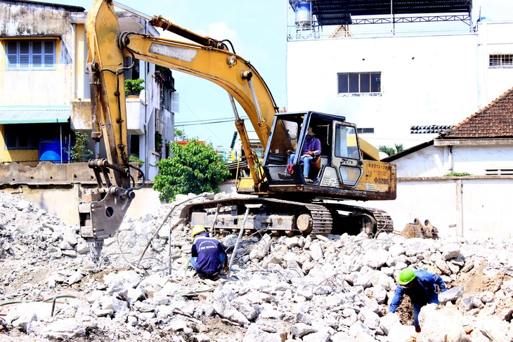 Gấp rút hoàn thành tháo dỡ hai thủy đài khổng lồ ở Sài Gòn - Ảnh 2.