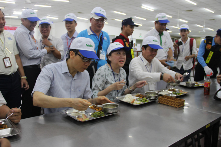 Phó Thủ tướng dùng bữa trưa 15.000 đồng cùng công nhân - Ảnh 1.