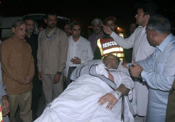 Bộ trưởng Nội vụ Pakistan thoát chết gang tấc khi bị ám sát - Ảnh 1.