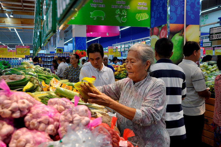 Tuần cuối dồn khuyến mãi, bãi giữ xe của Co.opmart không còn chỗ - Ảnh 2.