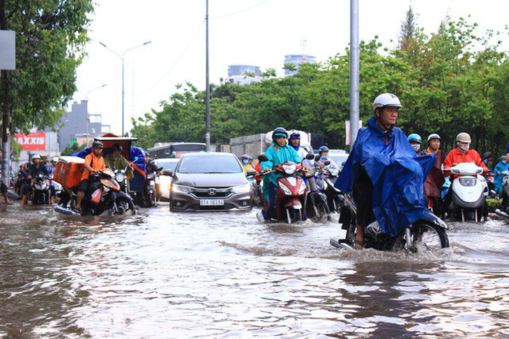 Đường Nguyễn Hữu Cảnh lại ngập nặng dù có siêu máy bơm - Ảnh 5.