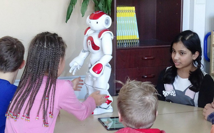 Tương lai robot sẽ dạy chính, thầy cô chỉ trợ giảng?