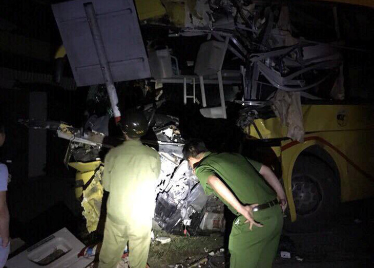 Khẩn trương điều tra vụ tai nạn giữa xe khách và xe container ở Hà Tĩnh - Ảnh 1.