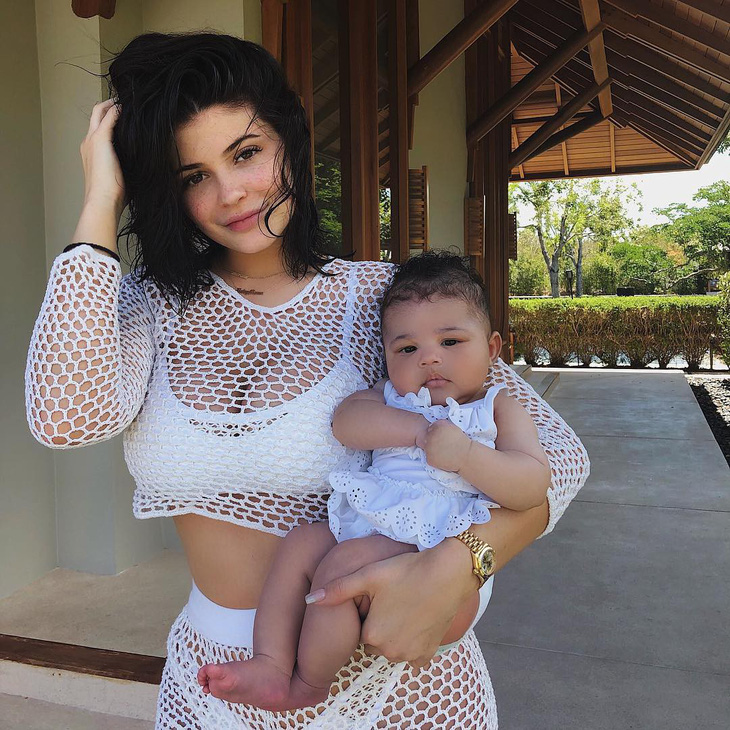 Kylie Jenner - bà mẹ hot girl hay bà trùm mỹ phẩm? - Ảnh 2.