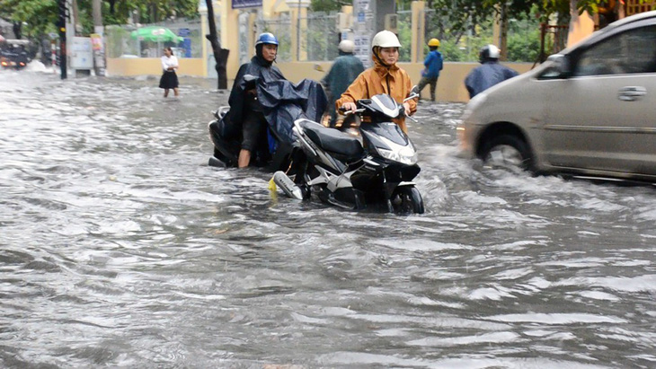 Sài Gòn mưa lớn đầu mùa, khắp nơi lại điệp khúc ngập - Ảnh 1.