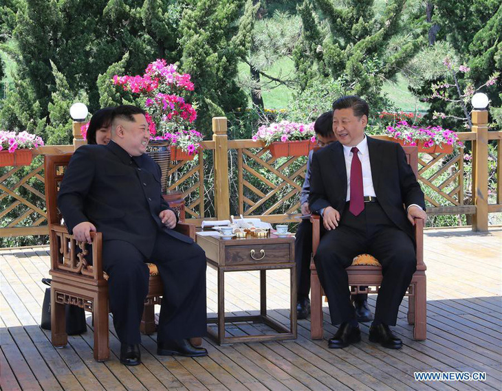 Ông Kim vừa rời Trung Quốc, ông Trump điện cho ‘ông bạn Tập’ - Ảnh 1.