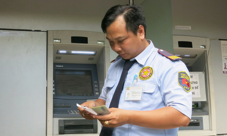 Than lỗ, nhiều ngân hàng muốn tăng phí rút tiền ATM - Ảnh 1.