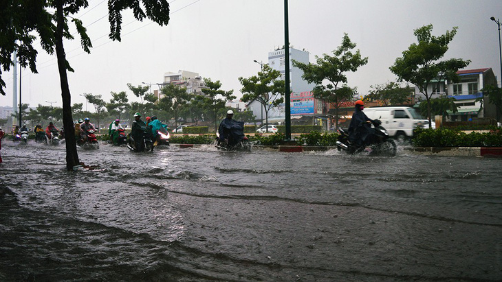 Sài Gòn mưa lớn đầu mùa, khắp nơi lại điệp khúc ngập - Ảnh 3.