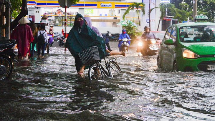 Sài Gòn mưa lớn đầu mùa, khắp nơi lại điệp khúc ngập - Ảnh 4.