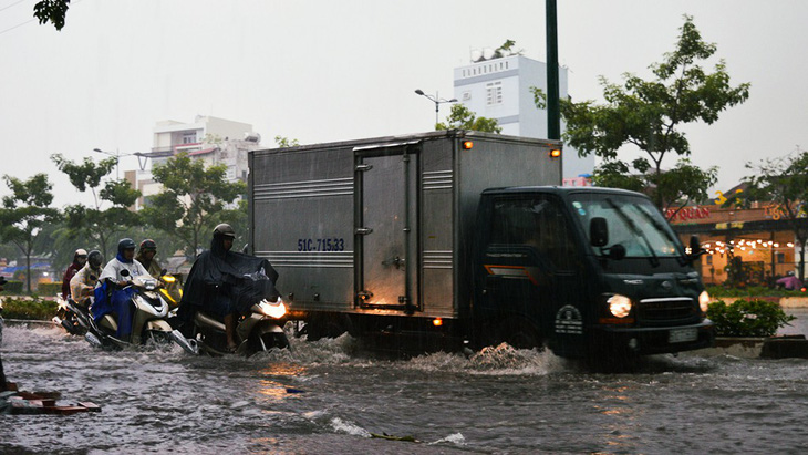 Sài Gòn mưa lớn đầu mùa, khắp nơi lại điệp khúc ngập - Ảnh 5.