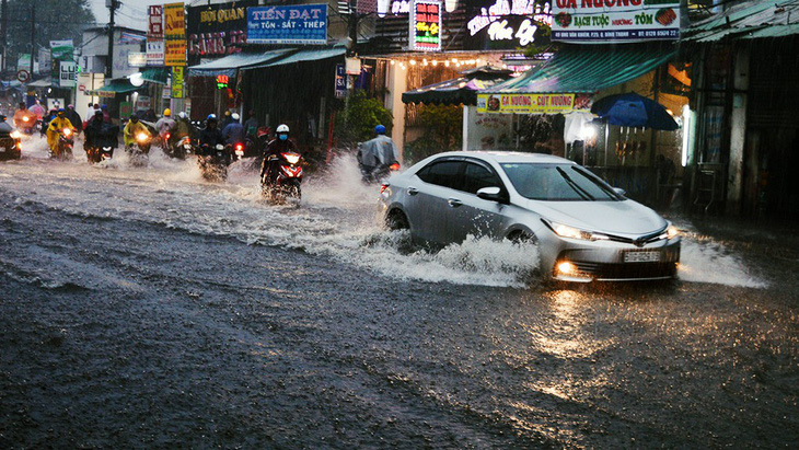 Sài Gòn mưa lớn đầu mùa, khắp nơi lại điệp khúc ngập - Ảnh 6.