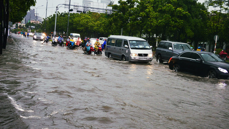 Sài Gòn mưa lớn đầu mùa, khắp nơi lại điệp khúc ngập - Ảnh 10.
