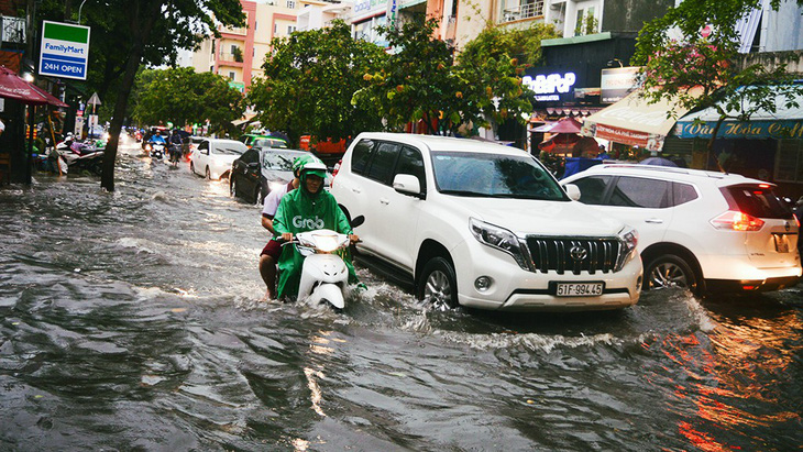 Sài Gòn mưa lớn đầu mùa, khắp nơi lại điệp khúc ngập - Ảnh 11.