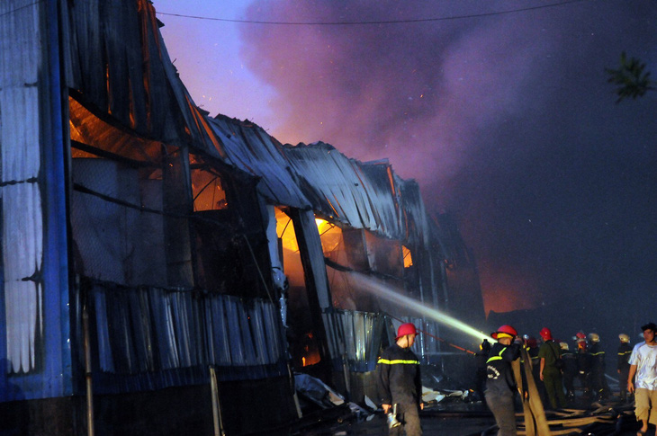 Cháy lớn tại KCN Vĩnh Lộc, huyện Bình Chánh - Ảnh 1.