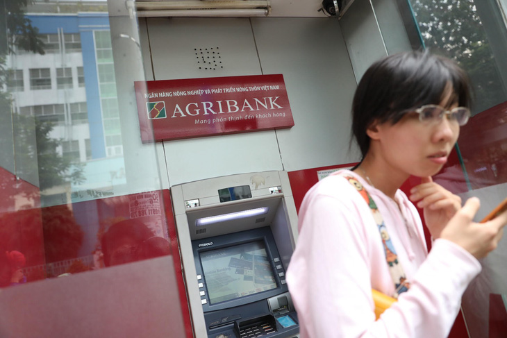 Ngân hàng Nhà nước chỉ đạo tạm dừng tăng phí ATM - Ảnh 1.
