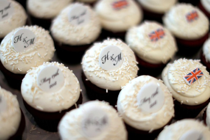 Bánh cưới Hoàng gia Anh thành bánh cupcake thu nhỏ ở Mỹ - Ảnh 1.