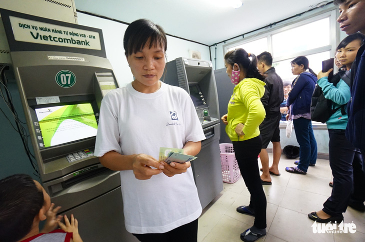 Hai ông lớn VietinBank, Vietcombank tăng phí rút tiền ATM - Ảnh 1.