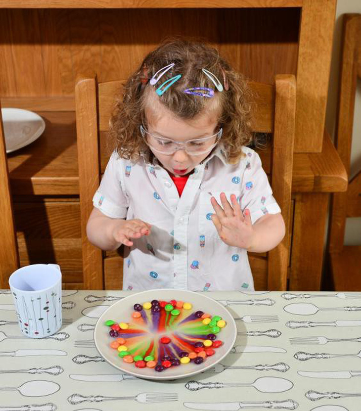 Cô bé 3 tuổi thích thú biểu diễn các thí nghiệm khoa học - Ảnh 3.