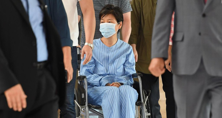 Cựu tổng thống Hàn Quốc ra tù đi... chữa bệnh đau lưng - Ảnh 1.