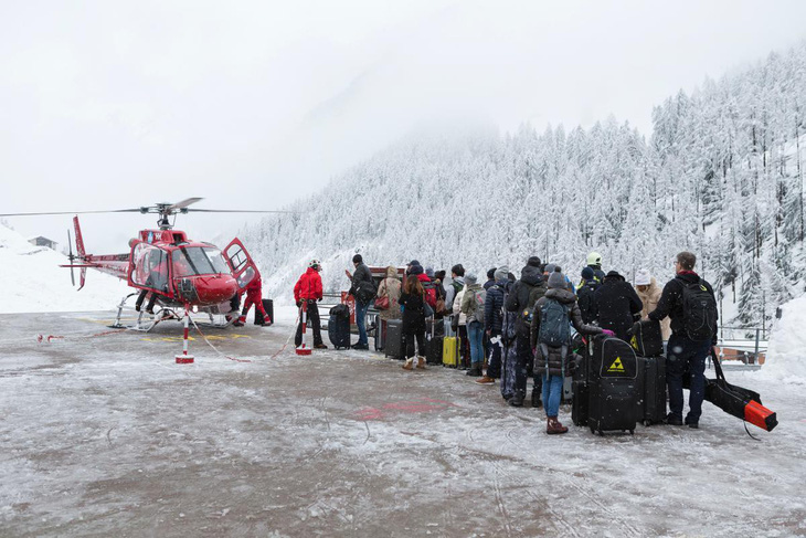 13.000 du khách mắc kẹt do bão tuyết trên dãy Alps - Ảnh 6.