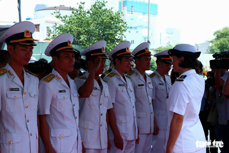 Tàu sân bay trực thăng hiện đại nhất của Pháp ghé Việt Nam - Ảnh 1.