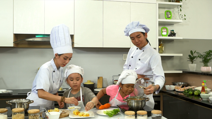 Mẹ con Thu Trang dạy nấu ăn trong lớp Trùm bếp từ ngày 1-6 - Ảnh 1.