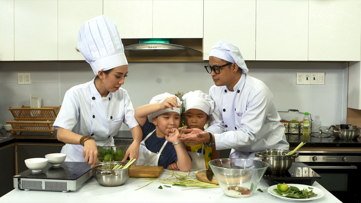 Mẹ con Thu Trang dạy nấu ăn trong lớp Trùm bếp từ ngày 1-6 - Ảnh 2.