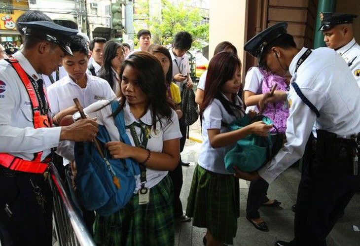 Philippines đề xuất cho phép kiểm tra cặp học sinh - Ảnh 1.