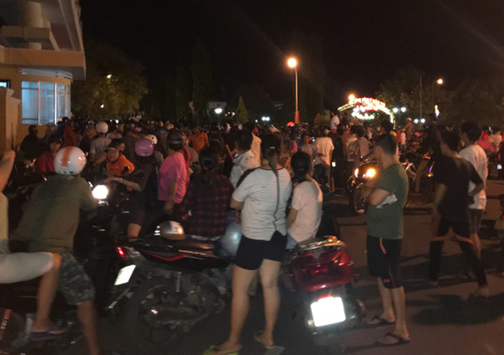 Đoàn người quá khích tràn vào trụ sở UBND tỉnh Bình Thuận - Ảnh 1.
