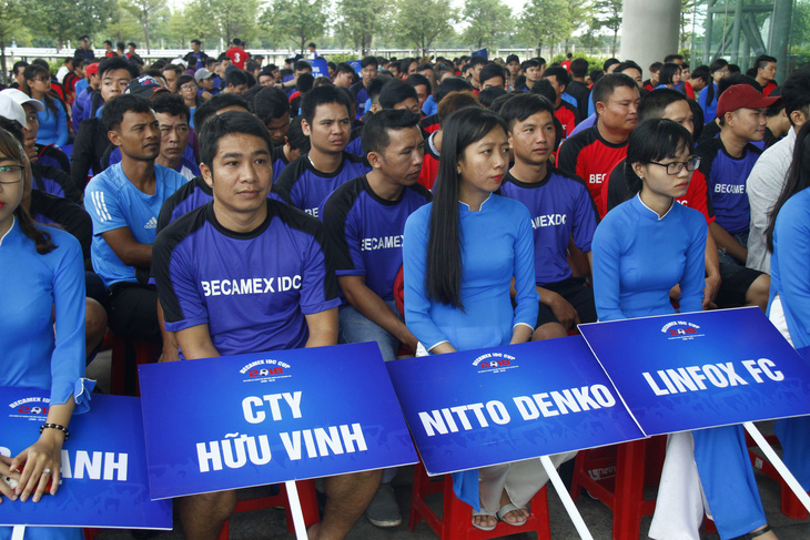 Hàng ngàn công nhân Bình Dương dự giải bóng đá phong trào - Ảnh 2.