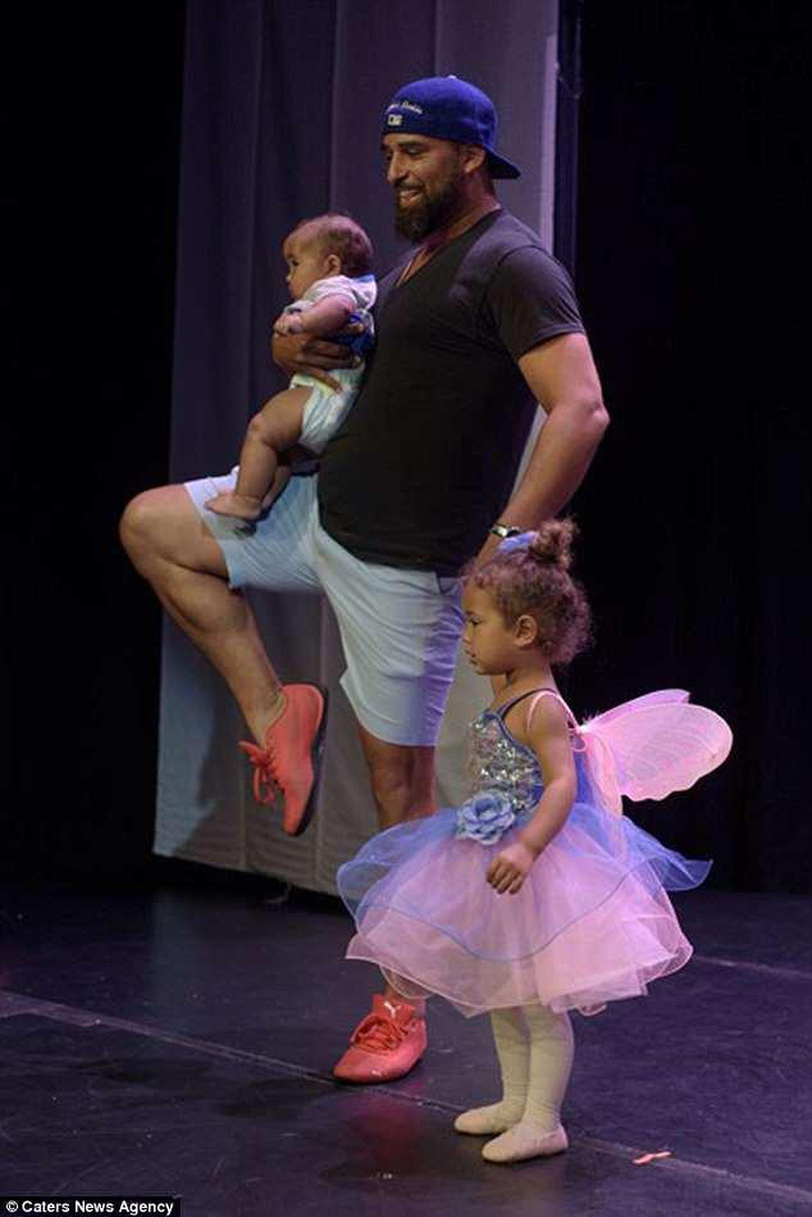 Bố nhảy lên sân khấu múa ballet cùng con gái khóc nhè - Ảnh 2.
