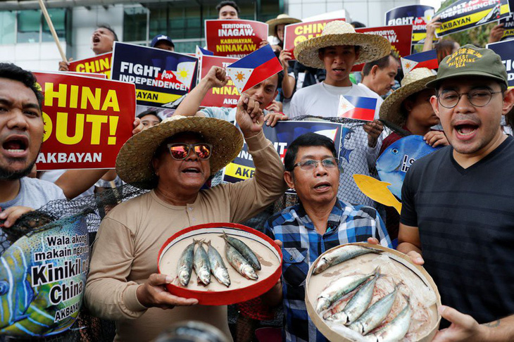 Cảnh sát biển Trung Quốc bị tố cướp cá ngư dân Philippines - Ảnh 1.