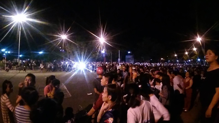 Hàng ngàn người tiếp tục gây rối trước UBND tỉnh Bình Thuận - Ảnh 1.
