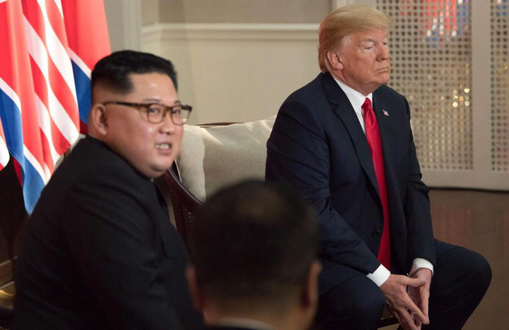 Ngôn ngữ cơ thể hai ông Trump, Kim tại cuộc gặp nói lên nhiều điều - Ảnh 4.
