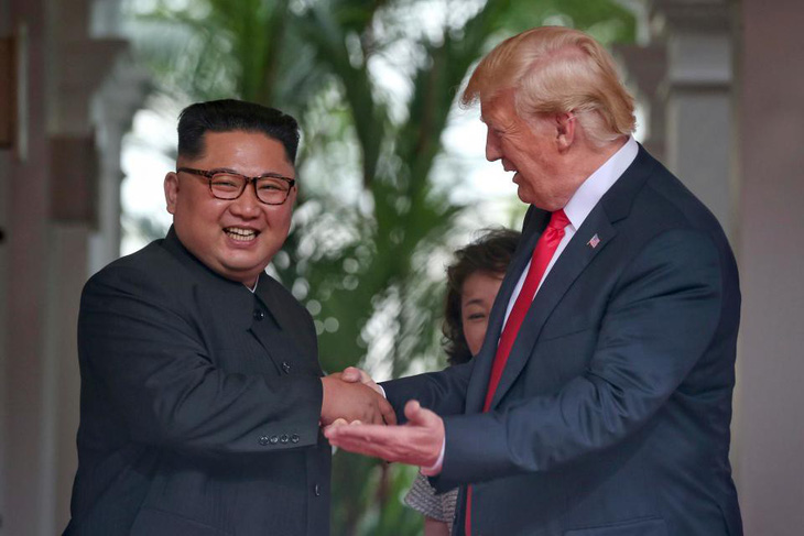 Ngôn ngữ cơ thể hai ông Trump, Kim tại cuộc gặp nói lên nhiều điều - Ảnh 2.