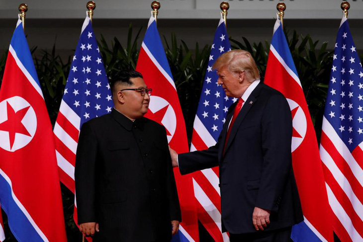 Ngôn ngữ cơ thể hai ông Trump, Kim tại cuộc gặp nói lên nhiều điều - Ảnh 3.