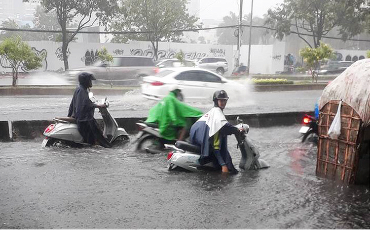 TP.HCM cử lực lượng bảo vệ siêu máy bơm đường Nguyễn Hữu Cảnh - Ảnh 1.