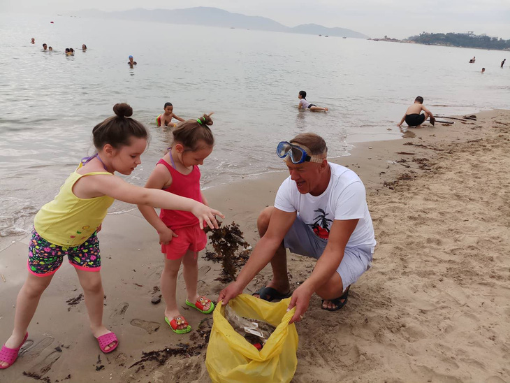 Nhóm khách Nga dọn rác trên bãi biển Nha Trang - Ảnh 3.