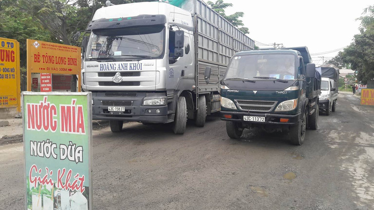 Người dân Đà Nẵng dựng rào chặn xe tải phản đối ô nhiễm - Ảnh 1.