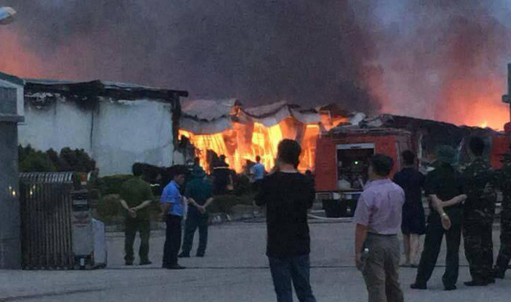 Cháy trong khu công nghiệp ở Phú Thọ, 3 nhà xưởng bị thiêu rụi - Ảnh 1.