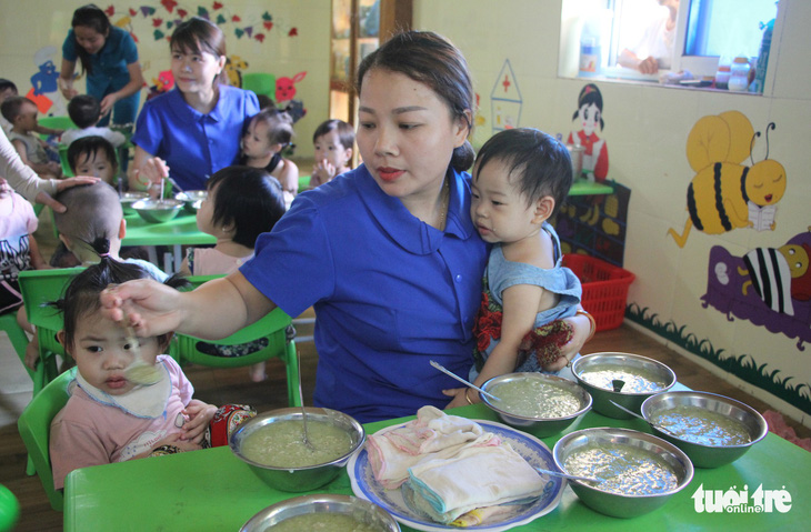 Cô giáo đồng loạt quỳ, trường nói bột phát, chính quyền nghi sắp đặt - Ảnh 1.